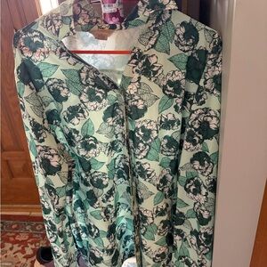 Duluth Trading Co Green and White Floral Top